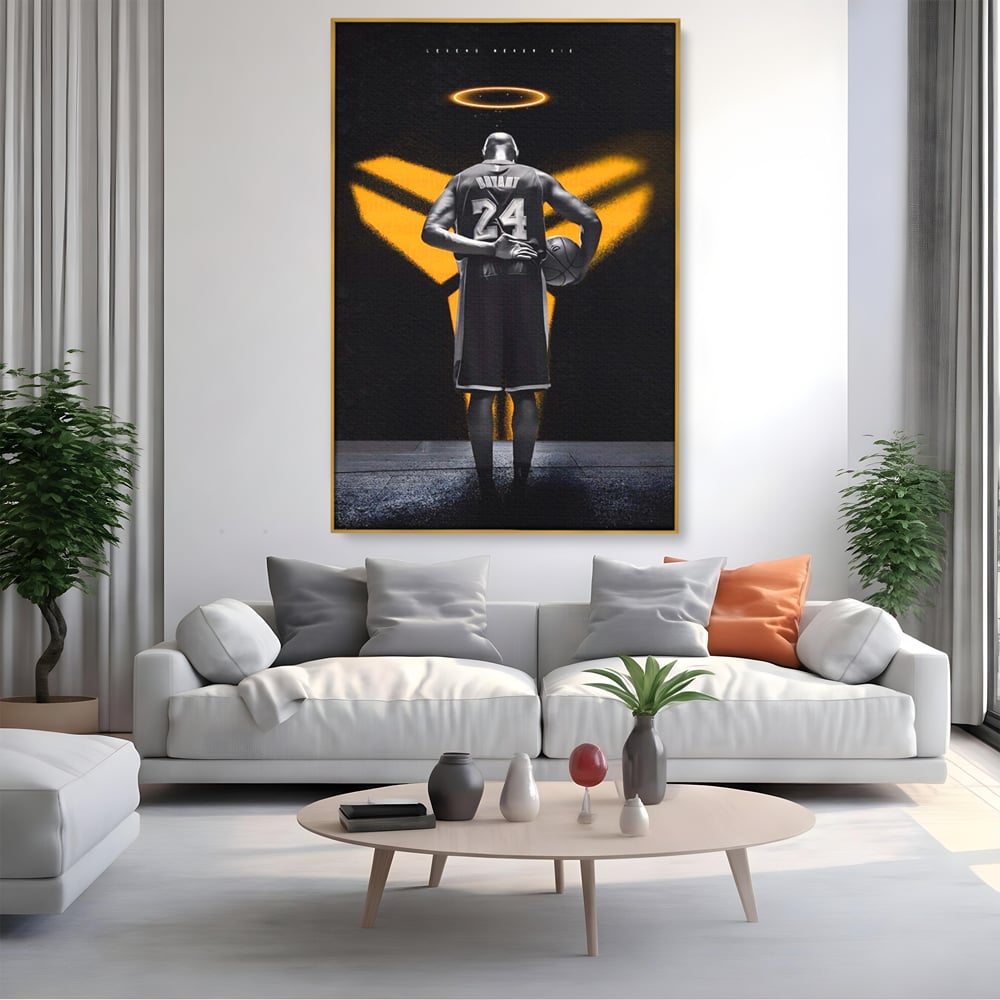 Tablou canvas cu tablou canvas cu baschetbalistul kobe bryant, in rama de aluminiu auriu, pe perete intr-un living